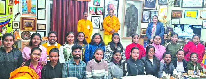 भेंट के दौरान स्कूली बच्चे भेंट के दौरान स्कूली बच्चे