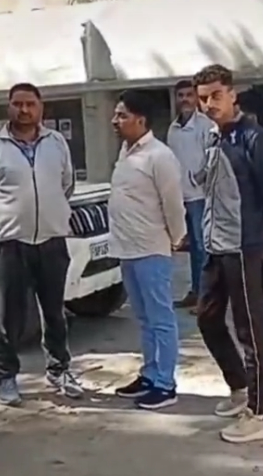 मौके पर जमा लोग मौके पर जमा लोग
