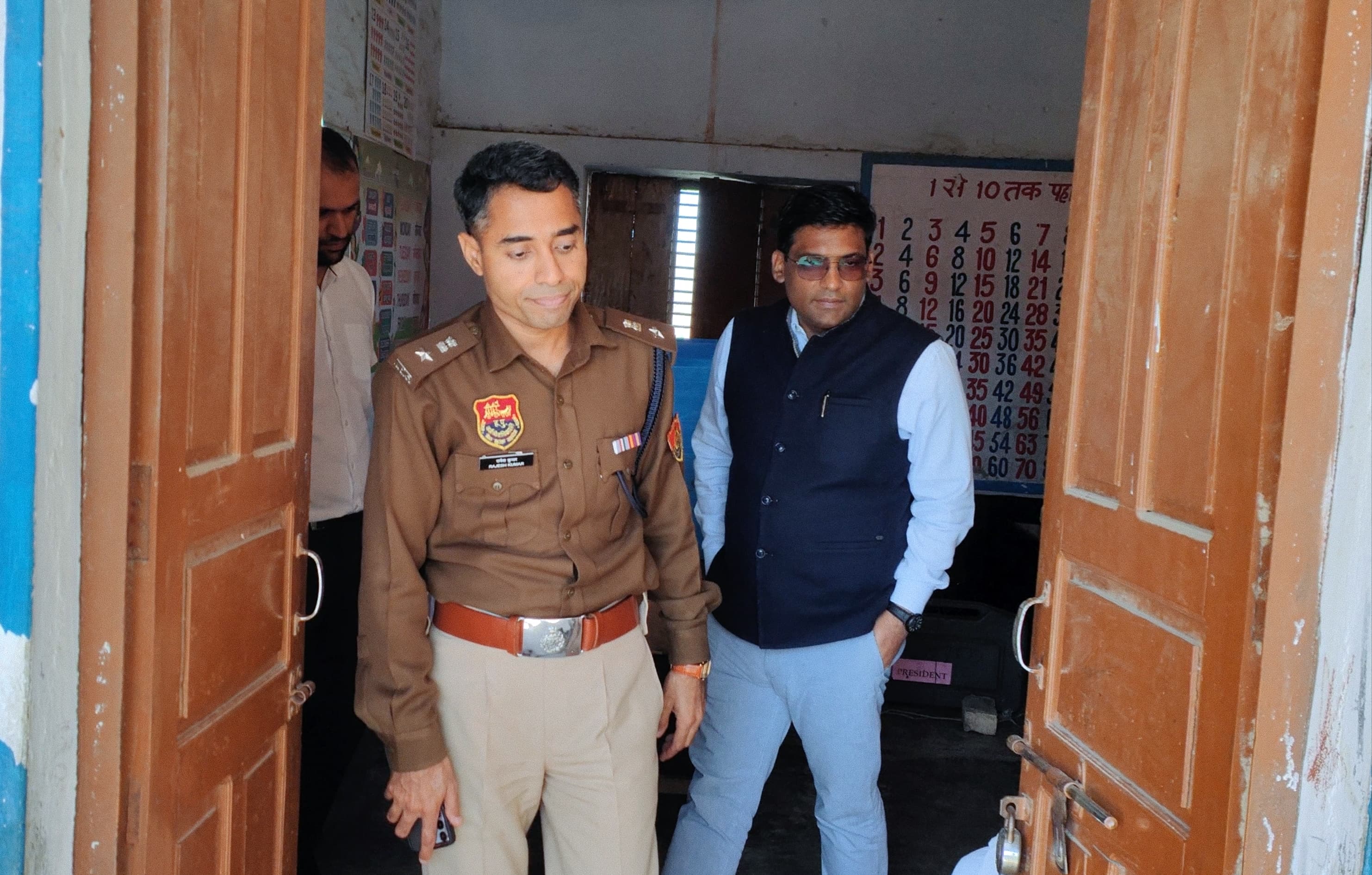 मतदान केंद्र का निरीक्षण करते हुए डीसी व एसपी।