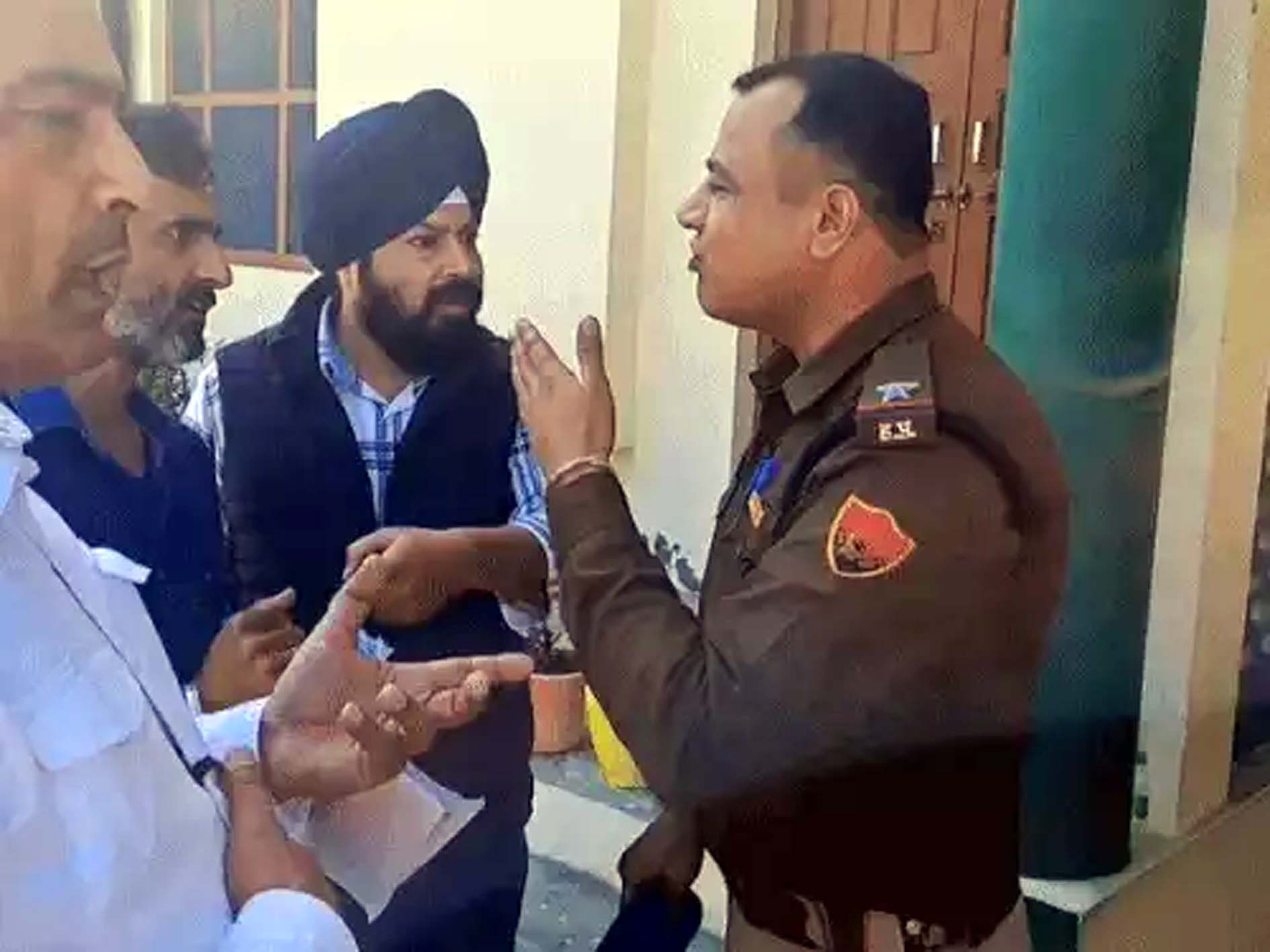 अर्बन एस्टेट में बूथ पर पुलिस कर्मचारी से बहस करते भाजपा पदाधिकारी। अर्बन एस्टेट में बूथ पर पुलिस कर्मचारी से बहस करते भाजपा पदाधिकारी।