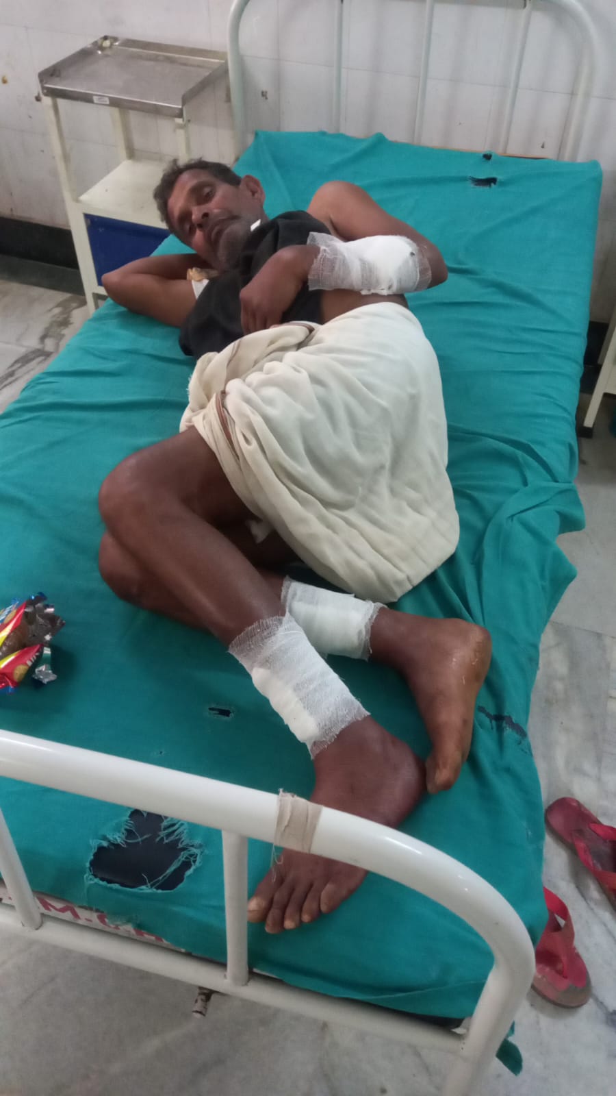 अस्पताल में इलाजरत घायल अस्पताल में इलाजरत घायल