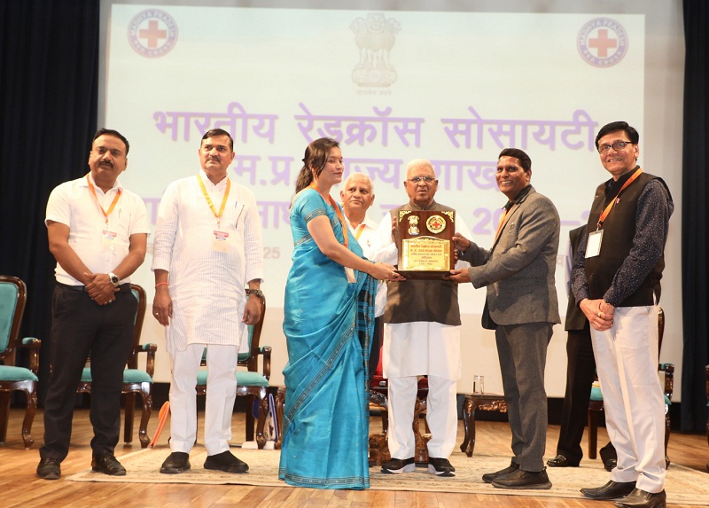 रेडक्रॉस की विभिन्न इकाइयों को पुरस्कृत करते हुए राज्यपाल रेडक्रॉस की विभिन्न इकाइयों को पुरस्कृत करते हुए राज्यपाल