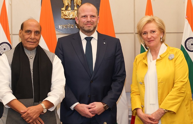 रक्षा मंत्री राजनाथ सिंह बेल्जियम की राजकुमारी एस्ट्रिड और रक्षा मंत्री थियो फ्रेंकेन से मुलाकात से मुलाकात करते हुए रक्षा मंत्री राजनाथ सिंह बेल्जियम की राजकुमारी एस्ट्रिड और रक्षा मंत्री थियो फ्रेंकेन से मुलाकात से मुलाकात करते हुए