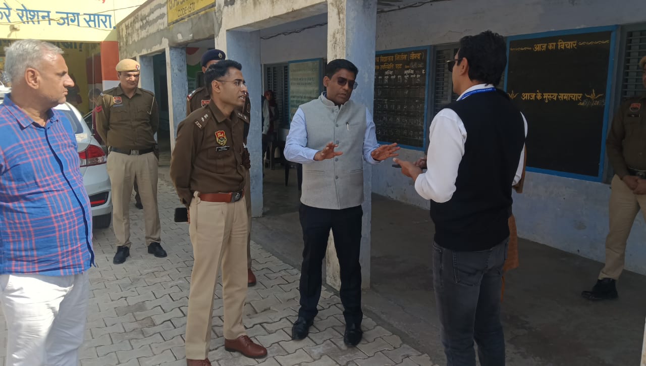 परीक्षा केंद्र निरीक्षण के दौरान दिशा-निर्देश देते हुए डीसी। परीक्षा केंद्र निरीक्षण के दौरान दिशा-निर्देश देते हुए डीसी।