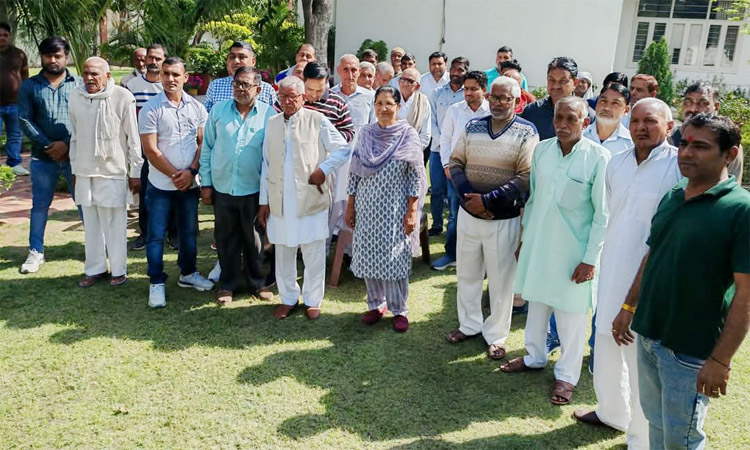 सोनीपत: विधायक कृष्णा गहलावत कैंप कार्यालय में ग्राम वासियों की समस्याओं को सुनते हुए। सोनीपत: विधायक कृष्णा गहलावत कैंप कार्यालय में ग्राम वासियों की समस्याओं को सुनते हुए।