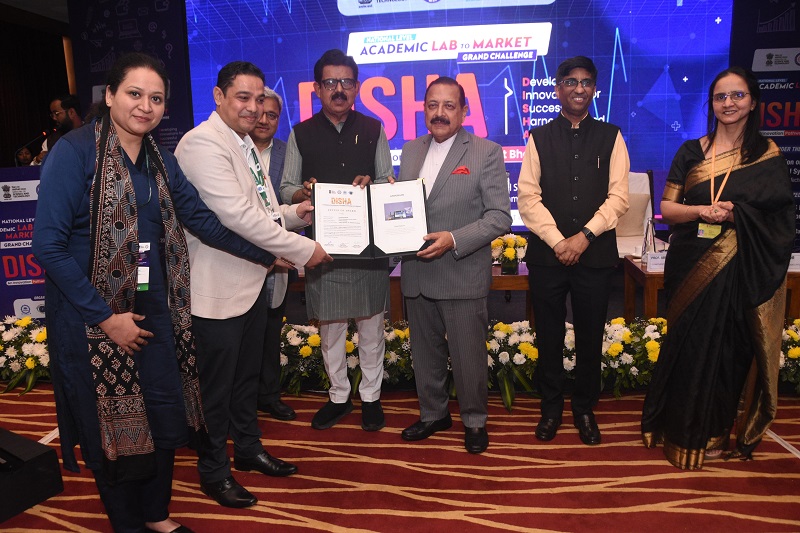 दिल्ली में केंद्रीय मंत्री जितेंद्र सिंह ने सौंपे पत्र दिल्ली में केंद्रीय मंत्री जितेंद्र सिंह ने सौंपे पत्र