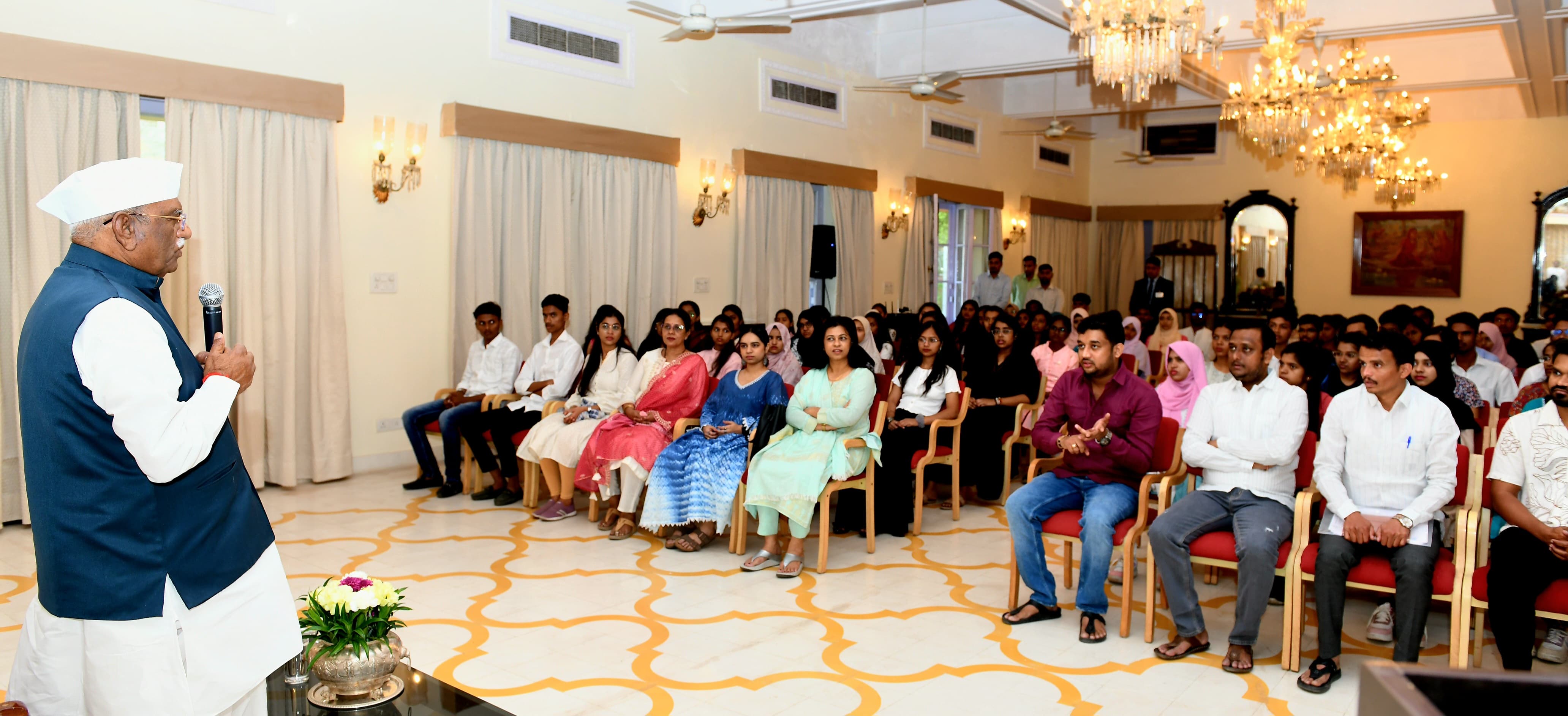 राज्यपाल से महाराष्ट्र के होम्योपैथी चिकित्सकों एवं विद्यार्थियों ने मुलाकात की राज्यपाल से महाराष्ट्र के होम्योपैथी चिकित्सकों एवं विद्यार्थियों ने मुलाकात की