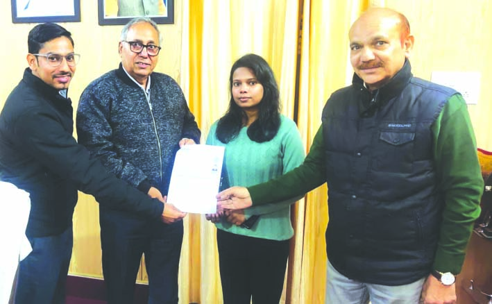 संतोष को सम्मानित करते हुए संतोष को सम्मानित करते हुए