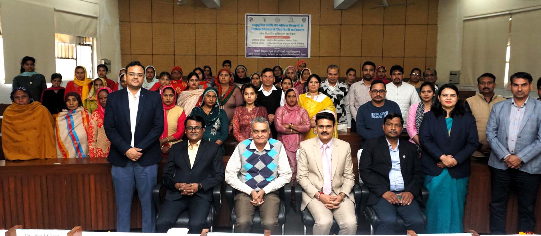 प्रशिक्षण कार्यक्रम में उपस्थित अतिथि, अधिकारी एवं प्रशिक्षणार्थी। प्रशिक्षण कार्यक्रम में उपस्थित अतिथि, अधिकारी एवं प्रशिक्षणार्थी।