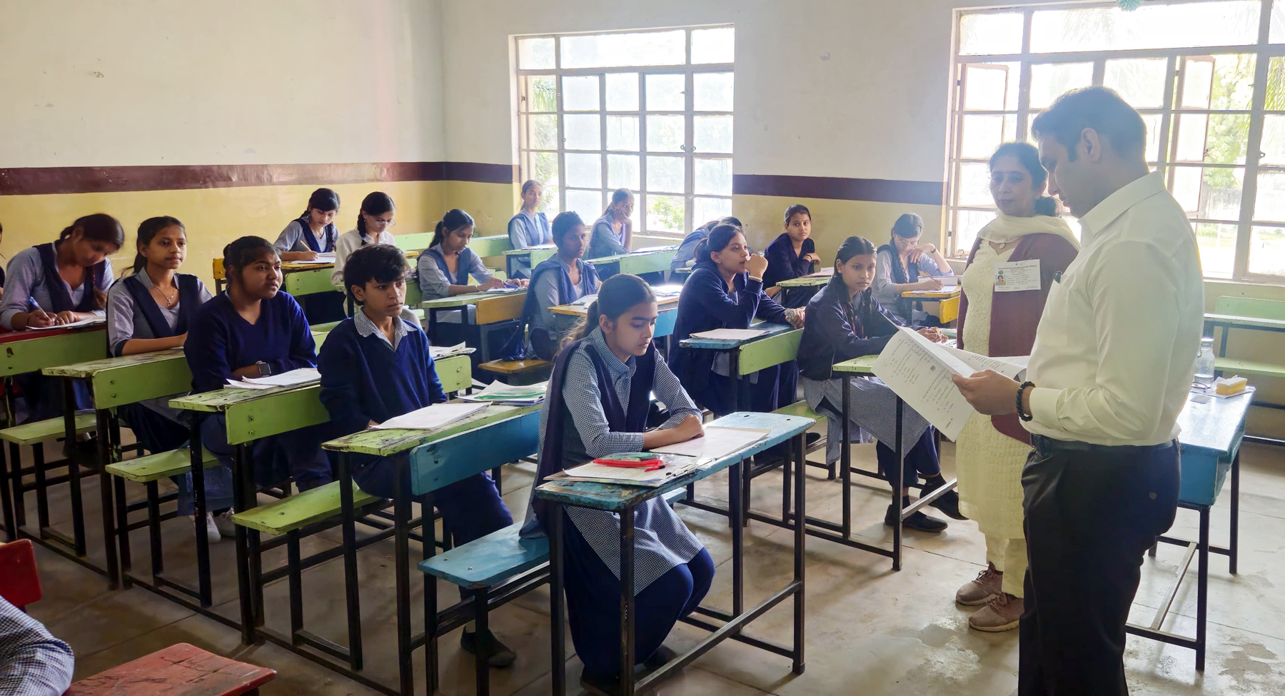 फोटो नंबर-01: गुरुग्राम में बोर्ड परीक्षा के दौरान परीक्षा केंद्र पर निरीक्षण करते डीसी अजय कुमार। फोटो नंबर-01: गुरुग्राम में बोर्ड परीक्षा के दौरान परीक्षा केंद्र पर निरीक्षण करते डीसी अजय कुमार।