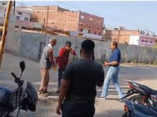 थाने में युवक ने खुद पर पेट्राेल छिड़ककर किया आत्मदाह का प्रयास थाने में युवक ने खुद पर पेट्राेल छिड़ककर किया आत्मदाह का प्रयास
