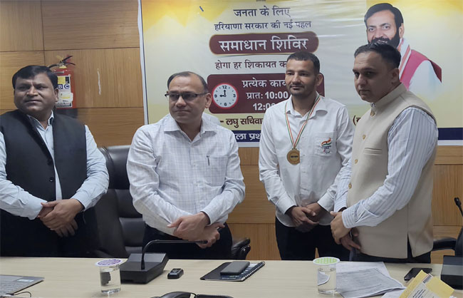 सुनील कुमार को बधाई देते उपायुक्त डॉ विवेक भारती। सुनील कुमार को बधाई देते उपायुक्त डॉ विवेक भारती।