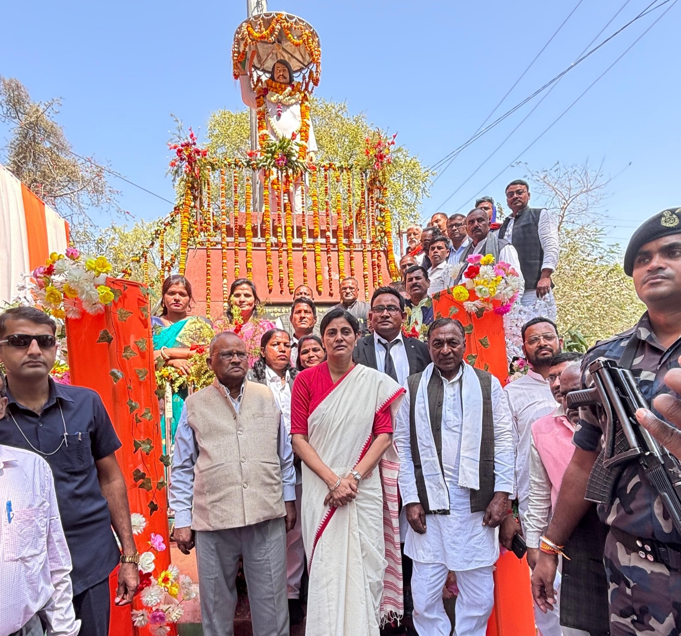 शहीद झूरी बिंद की 123वीं जयंती पर समारोह, केंद्रीय राज्यमंत्री अनुप्रिया पटेल ने दी श्रद्धांजलि शहीद झूरी बिंद की 123वीं जयंती पर समारोह, केंद्रीय राज्यमंत्री अनुप्रिया पटेल ने दी श्रद्धांजलि