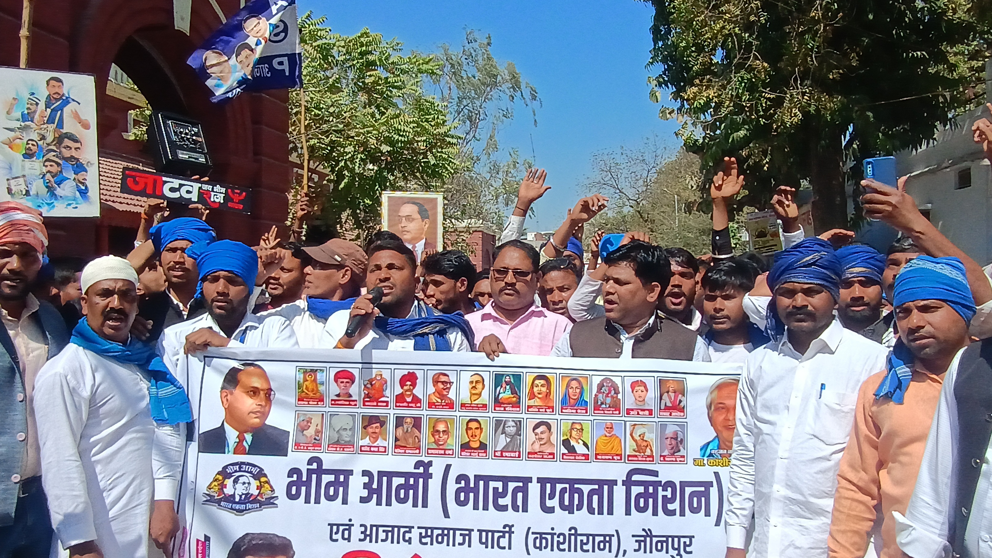 भीम आर्मी सांसद पर हुए हमले की विरोध में कार्यकर्ताओं ने निकाला जुलूस सौंपा ज्ञापन , प्रदर्शन करते हुए भीम आर्मी सांसद पर हुए हमले की विरोध में कार्यकर्ताओं ने निकाला जुलूस सौंपा ज्ञापन , प्रदर्शन करते हुए