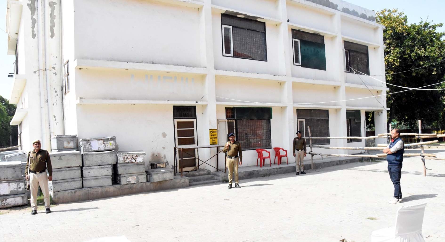 स्ट्रांग रूम की सुरक्षा में तैनात पुलिसकर्मी और ड्यूटी मजिस्ट्रेट। स्ट्रांग रूम की सुरक्षा में तैनात पुलिसकर्मी और ड्यूटी मजिस्ट्रेट।