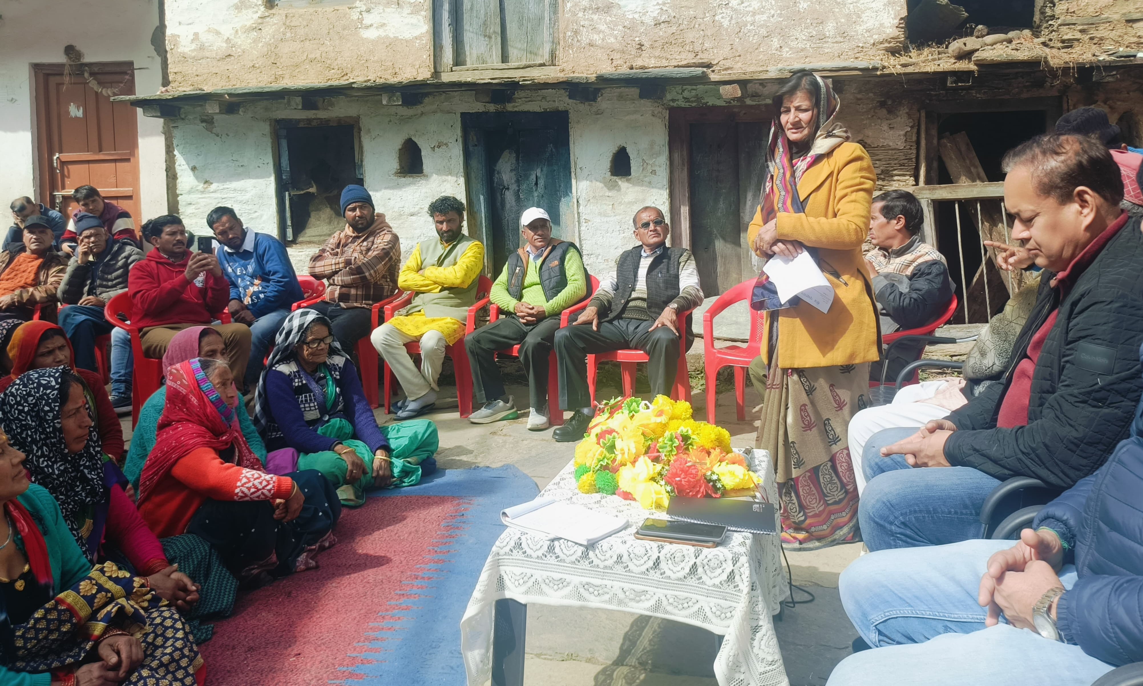 बंड क्षेत्र में जनता की समस्या सुनते हुए विधायक लखपत बुटोला।