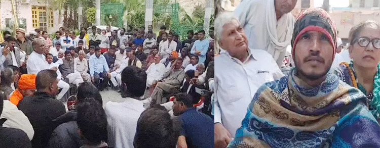 सोनीपत: गोहाना में वाल्मीकि आश्रम में पंचायत, बराबर में पीड़ित मोनू अपना दर्द सुनाते हुए सोनीपत: गोहाना में वाल्मीकि आश्रम में पंचायत, बराबर में पीड़ित मोनू अपना दर्द सुनाते हुए
