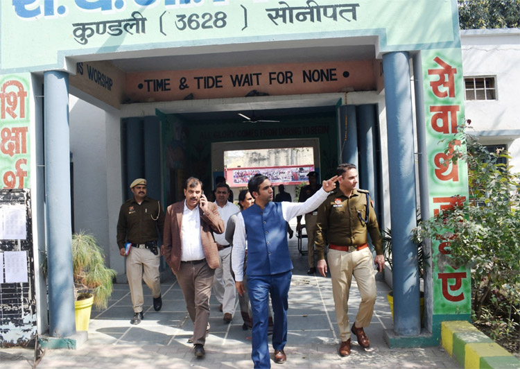 सोनीपत: उपायुक्त डा. मनोज कुमारऐक्शन मोड में नजर आए परीक्षा केंद्रों का निरीक्षण कर निर्देश देते हुए। सोनीपत: उपायुक्त डा. मनोज कुमारऐक्शन मोड में नजर आए परीक्षा केंद्रों का निरीक्षण कर निर्देश देते हुए।