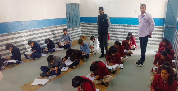 सोनीपत: परीक्षा के दौरान प्रशानिक अधिकारी निरीक्षण करते हुए सोनीपत: परीक्षा के दौरान प्रशानिक अधिकारी निरीक्षण करते हुए