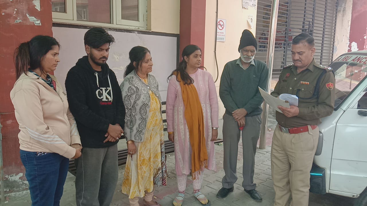 पोस्टमार्टम कराने पहुंचे परिजन पोस्टमार्टम कराने पहुंचे परिजन