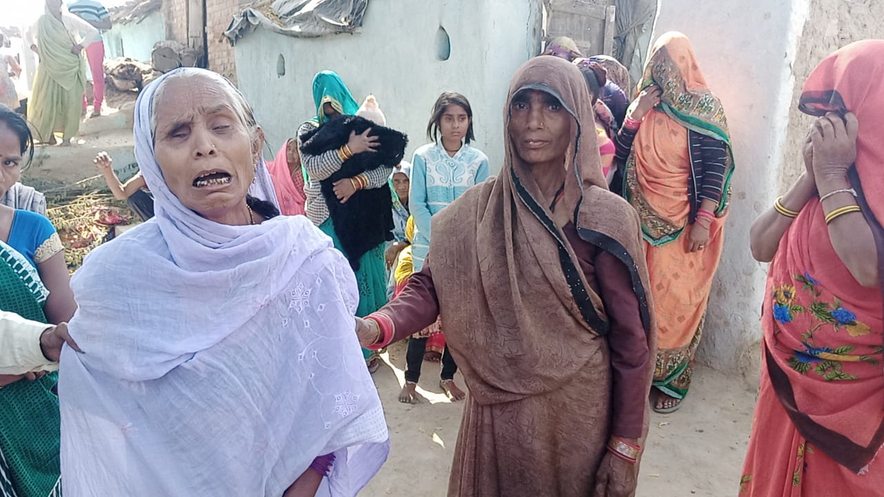 बारह घंटे में छात्रा समेत तीन लोगों ने लगाई फांसी बारह घंटे में छात्रा समेत तीन लोगों ने लगाई फांसी