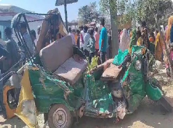 दुर्घटनाग्रस्त आटो की तस्वीर दुर्घटनाग्रस्त आटो की तस्वीर