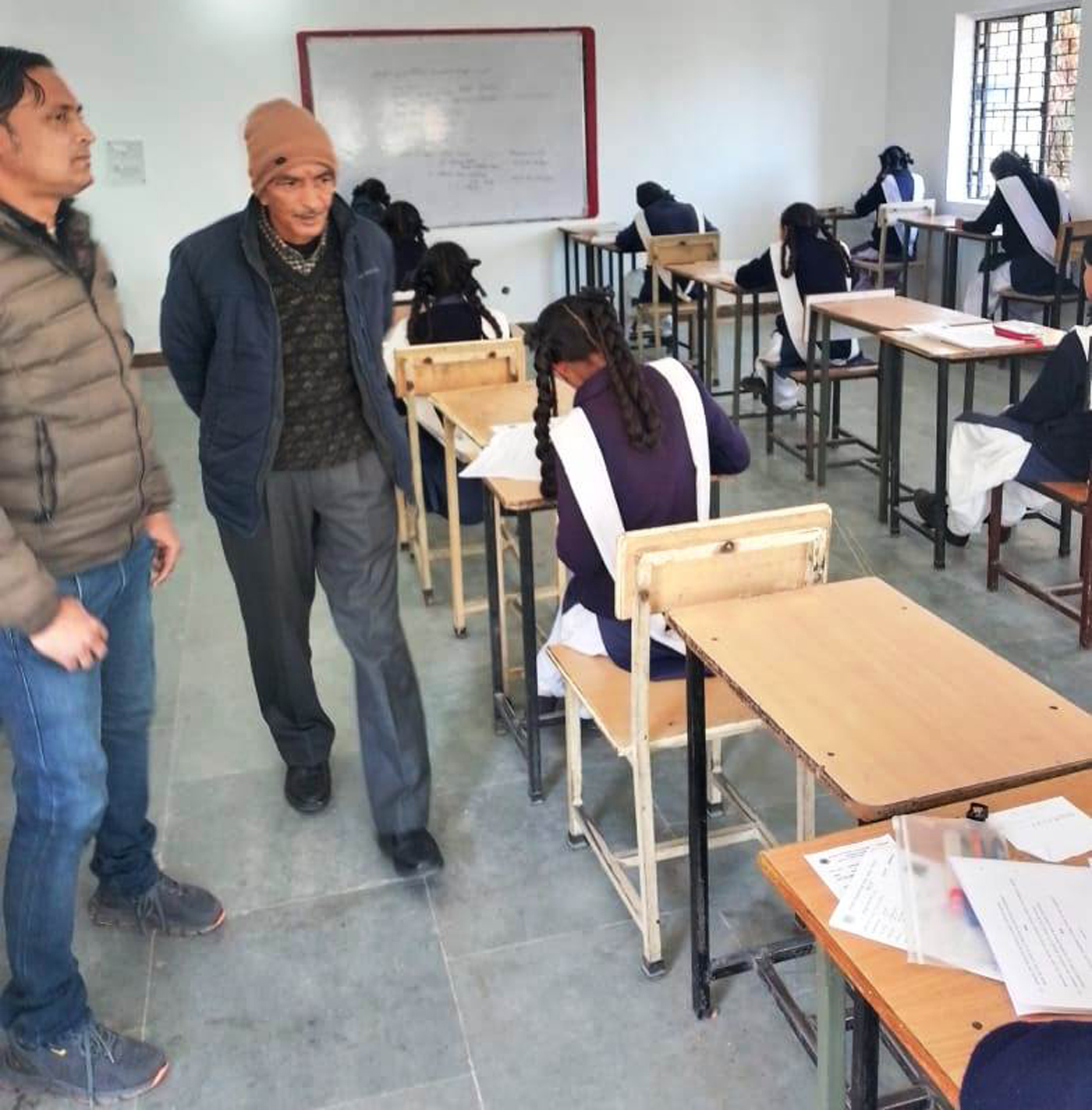 बेतालघाट के एक बोर्ड परीक्षा केंद्र में परीक्षा का निरीक्षण करते अपर निदेशक बलौदी। बेतालघाट के एक बोर्ड परीक्षा केंद्र में परीक्षा का निरीक्षण करते अपर निदेशक बलौदी।
