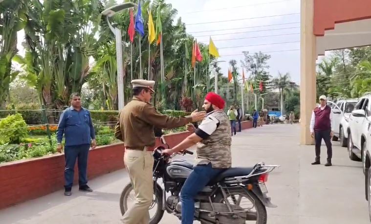हरियाणा पुलिस के अधिकारी के साथ बहस करता सीएम के काफिले तक पहुंचा युवक हरियाणा पुलिस के अधिकारी के साथ बहस करता सीएम के काफिले तक पहुंचा युवक