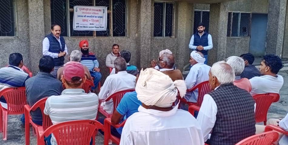 गोष्ठी में किसानों को जागरूक करते डीडीए डा. सुखदेव कंबोज। गोष्ठी में किसानों को जागरूक करते डीडीए डा. सुखदेव कंबोज।
