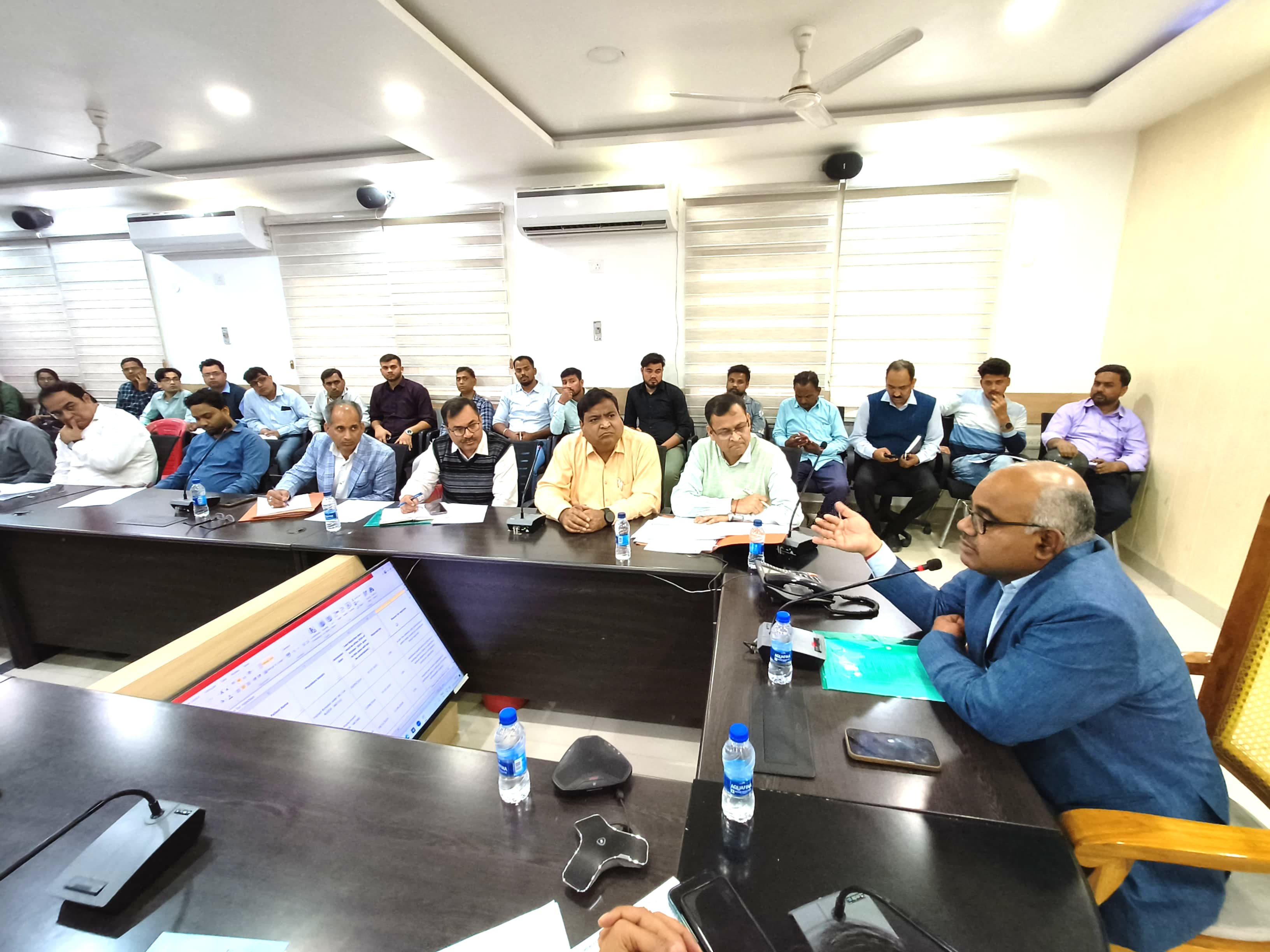 बैठक के दौरान जिलाधिकारी जितेंद्र प्रताप सिंह व अन्य बैठक के दौरान जिलाधिकारी जितेंद्र प्रताप सिंह व अन्य