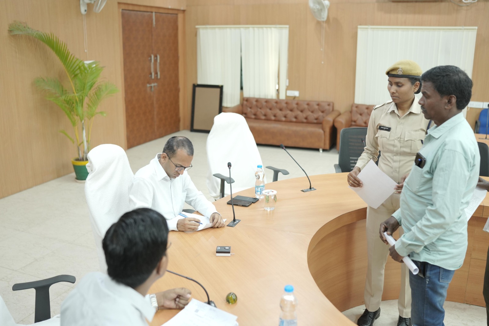 कोरबा कलेक्टर ने जनदर्शन में सुनी आम नागरिकों की समस्याएं कोरबा कलेक्टर ने जनदर्शन में सुनी आम नागरिकों की समस्याएं
