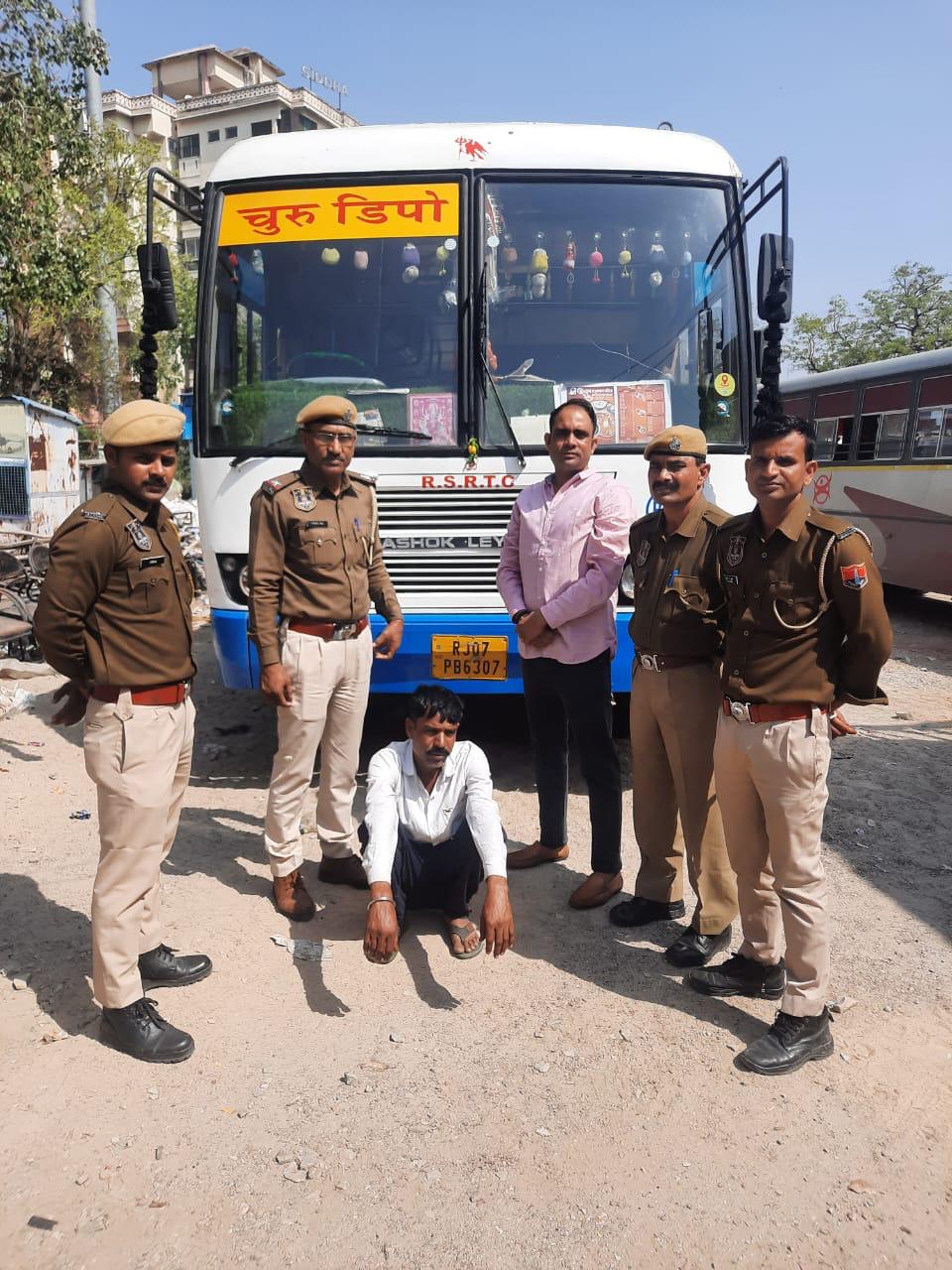 रोडवेज बस से ड्रग्स तस्करी करने वाला बस चालक गिरफ्तार रोडवेज बस से ड्रग्स तस्करी करने वाला बस चालक गिरफ्तार