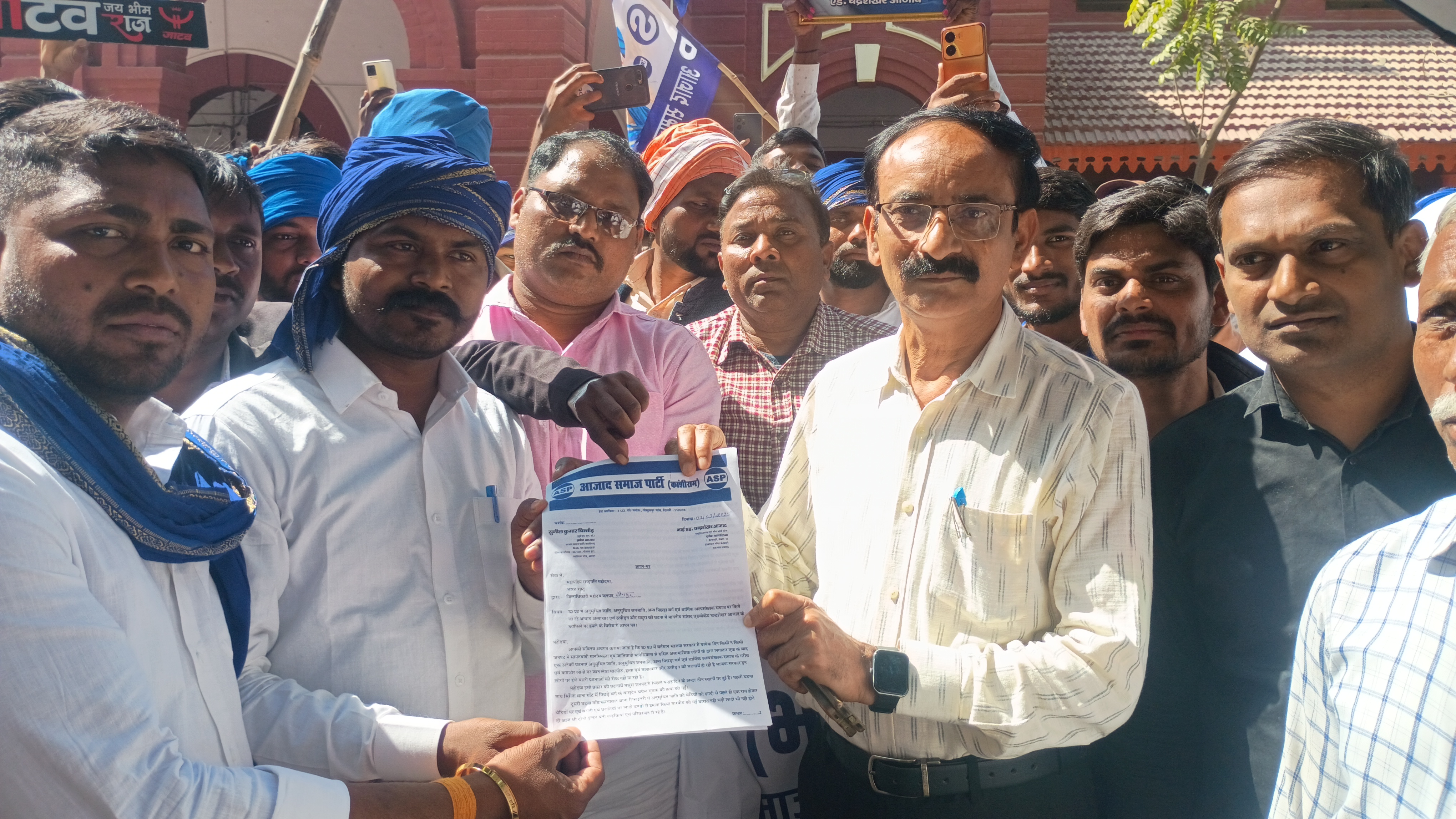 भीम आर्मी सांसद पर हुए हमले की विरोध में कार्यकर्ताओं ने निकाला जुलूस सौंपा ज्ञापन , सिटी मजिस्ट्रेट इंद्र नंदन सिंह को ज्ञापन सौंपये हुए