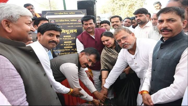 भूमिपूजन कार्यक्रम में मंत्री तोमर भूमिपूजन कार्यक्रम में मंत्री तोमर