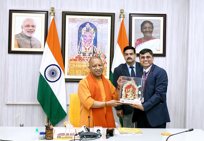 आईआईएम और डाक विभाग के कार्यक्रम में योगी आईआईएम और डाक विभाग के कार्यक्रम में योगी