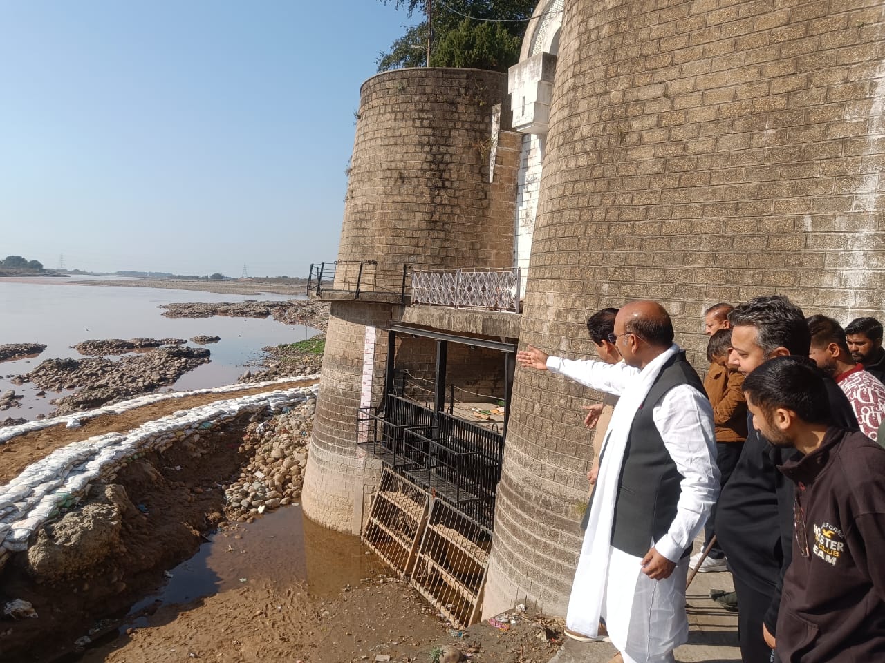 बाढ़ सुरक्षा कार्यों की समीक्षा की, कार्यों को जल्द पूरा करने का दिया आश्वासन बाढ़ सुरक्षा कार्यों की समीक्षा की, कार्यों को जल्द पूरा करने का दिया आश्वासन