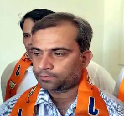वोट डालते समय फोटो लेकर सोशल मीडिया पर वायरल करने वाला शख्स राहुल चौधरी वोट डालते समय फोटो लेकर सोशल मीडिया पर वायरल करने वाला शख्स राहुल चौधरी