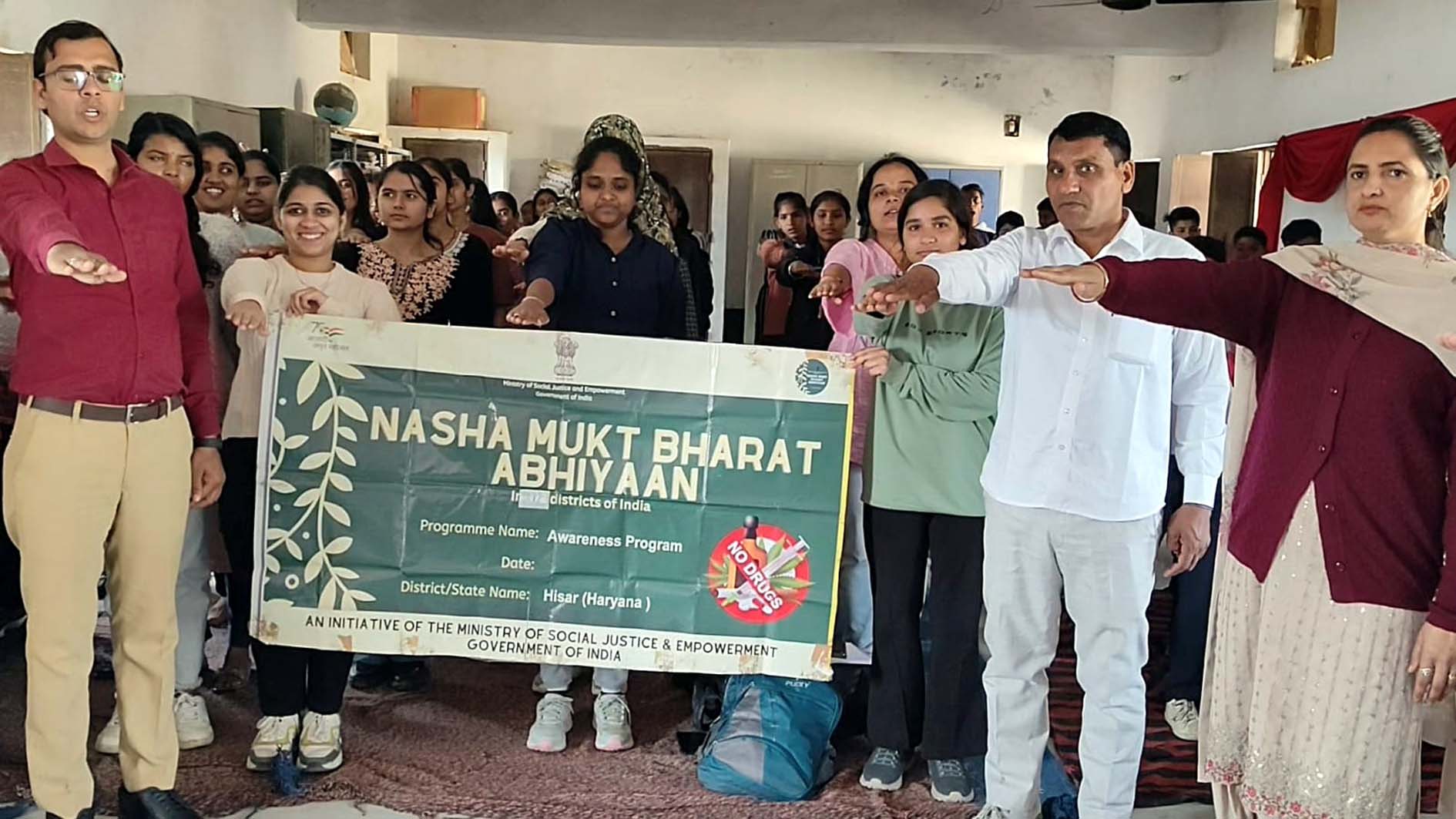 कार्यक्रम में नशा मुक्त की शपथ दिलाते राहुल शर्मा। कार्यक्रम में नशा मुक्त की शपथ दिलाते राहुल शर्मा।
