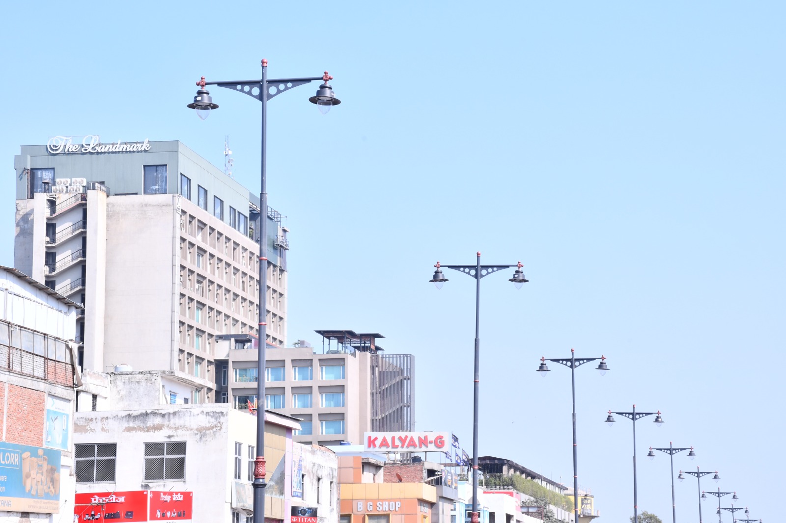 डिवाइडर पर लगाये गए स्टाइलिश बिजली के खंभे डिवाइडर पर लगाये गए स्टाइलिश बिजली के खंभे