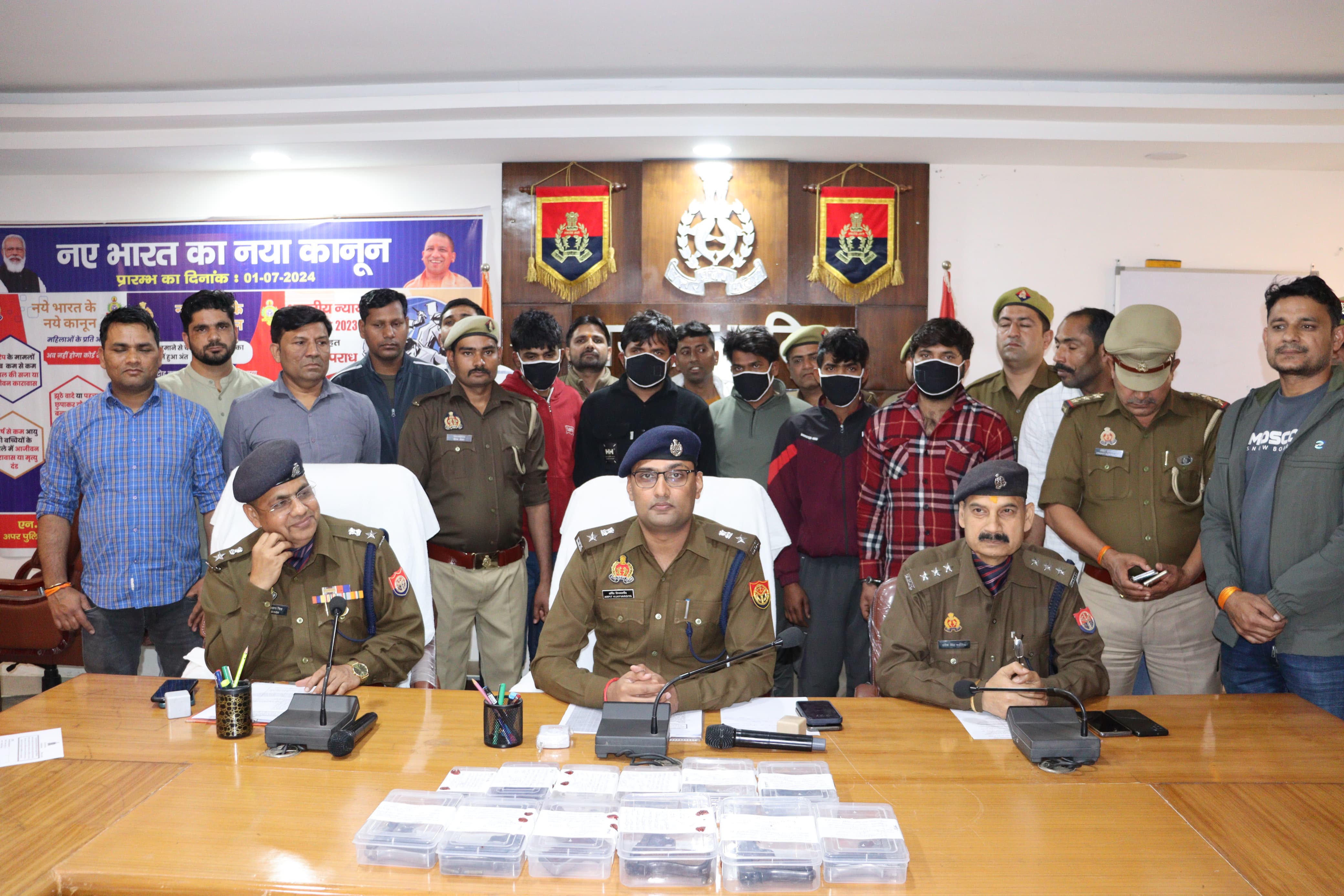 अपराधियों के साथ एसपी बागपत अपराधियों के साथ एसपी बागपत