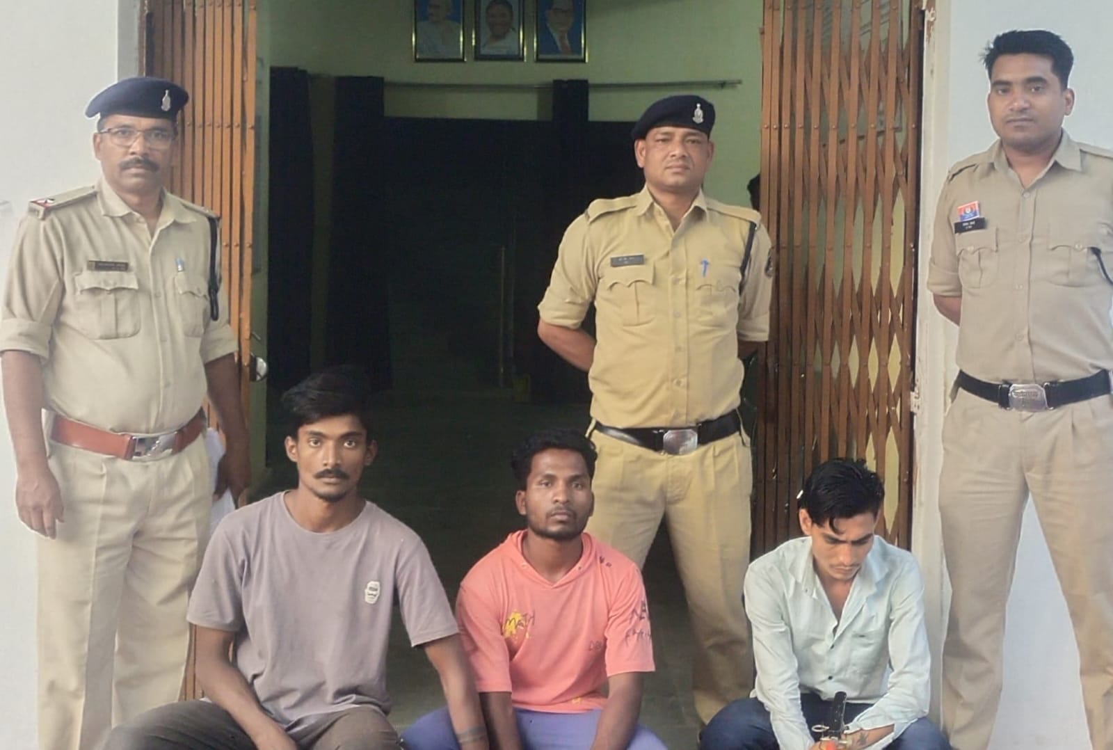 तीन आरोपी गिरफ्तार तीन आरोपी गिरफ्तार