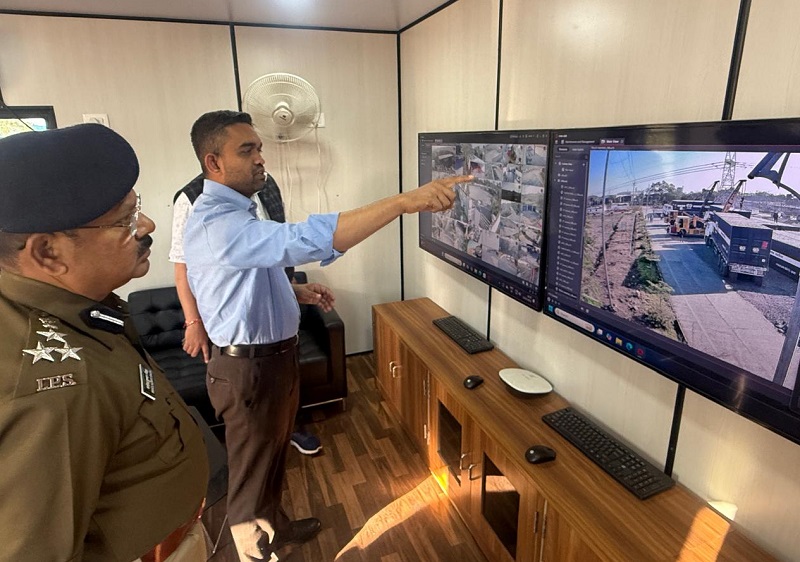 कलेक्टर की मौजूदगी में यूनियन कार्बाइड के कचरे के कंटेनर किए गए अनलोड