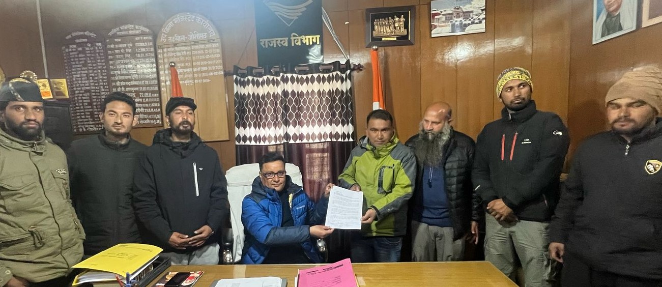 ज्योतिर्मठ में उप जिलाधिकारी को ज्ञापन सौंपते हुए स्थानीय लोग। ज्योतिर्मठ में उप जिलाधिकारी को ज्ञापन सौंपते हुए स्थानीय लोग।