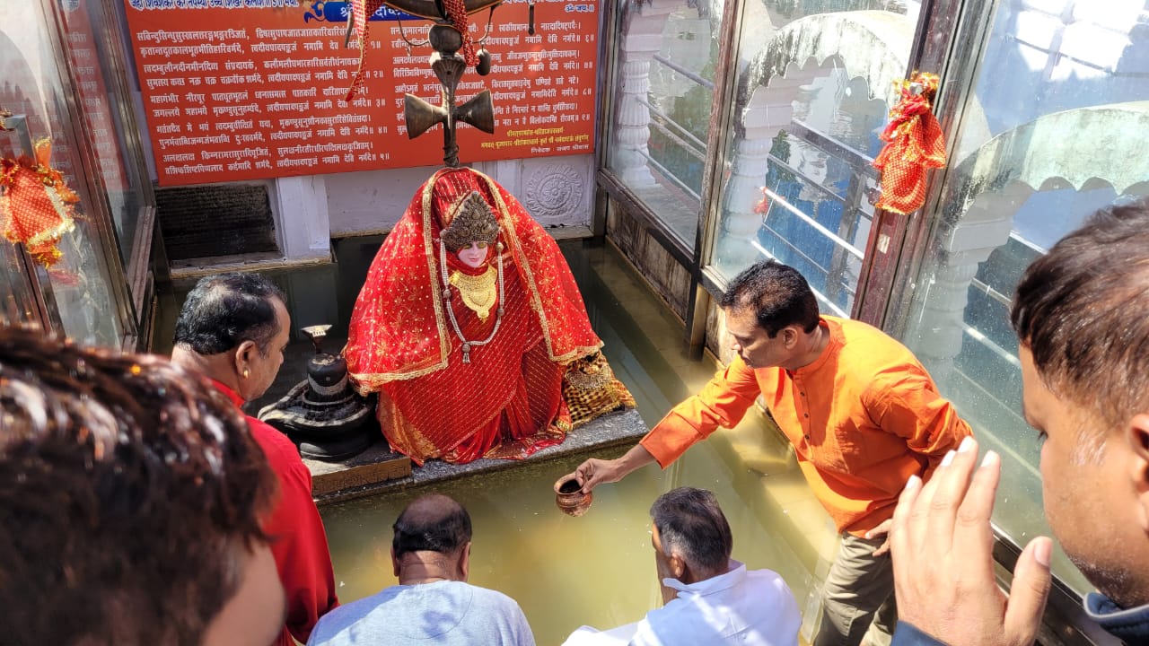 उच्च शिक्षा शिक्षा मंत्री ने मां नर्मदा की पूजा अर्चना करते उच्च शिक्षा शिक्षा मंत्री ने मां नर्मदा की पूजा अर्चना करते
