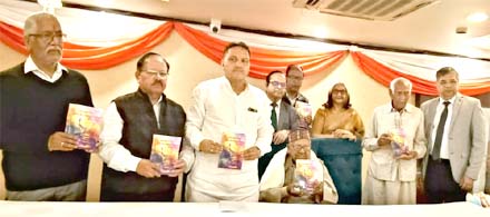 बलदेव कपूर की लिखी किताब का मेयर ने किया विमोचन बलदेव कपूर की लिखी किताब का मेयर ने किया विमोचन