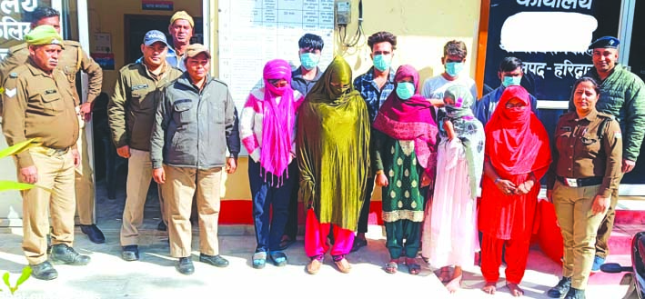 पुलिस गिरफ्त में आरोपित पुलिस गिरफ्त में आरोपित