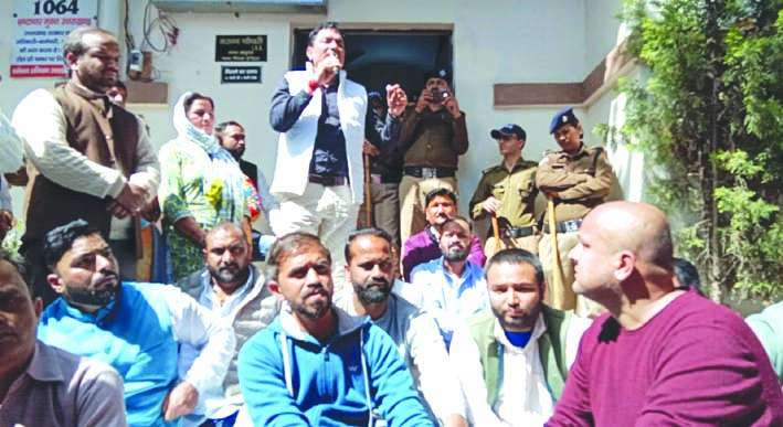 नगर आयुक्त कार्यालय पर धरना देते कांग्रेसी