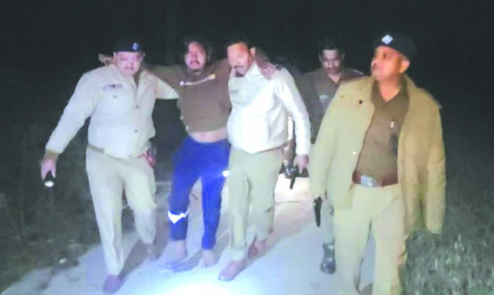 पुलिस गिरफ्त में गोली लगने से घायल बदमाश पुलिस गिरफ्त में गोली लगने से घायल बदमाश