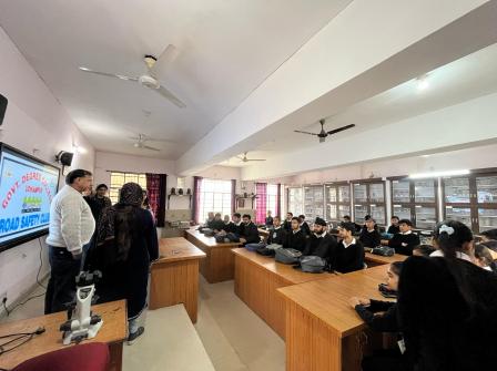 छात्रों के लिए प्राथमिक चिकित्सा प्रशिक्षण सत्र आयोजित किया छात्रों के लिए प्राथमिक चिकित्सा प्रशिक्षण सत्र आयोजित किया