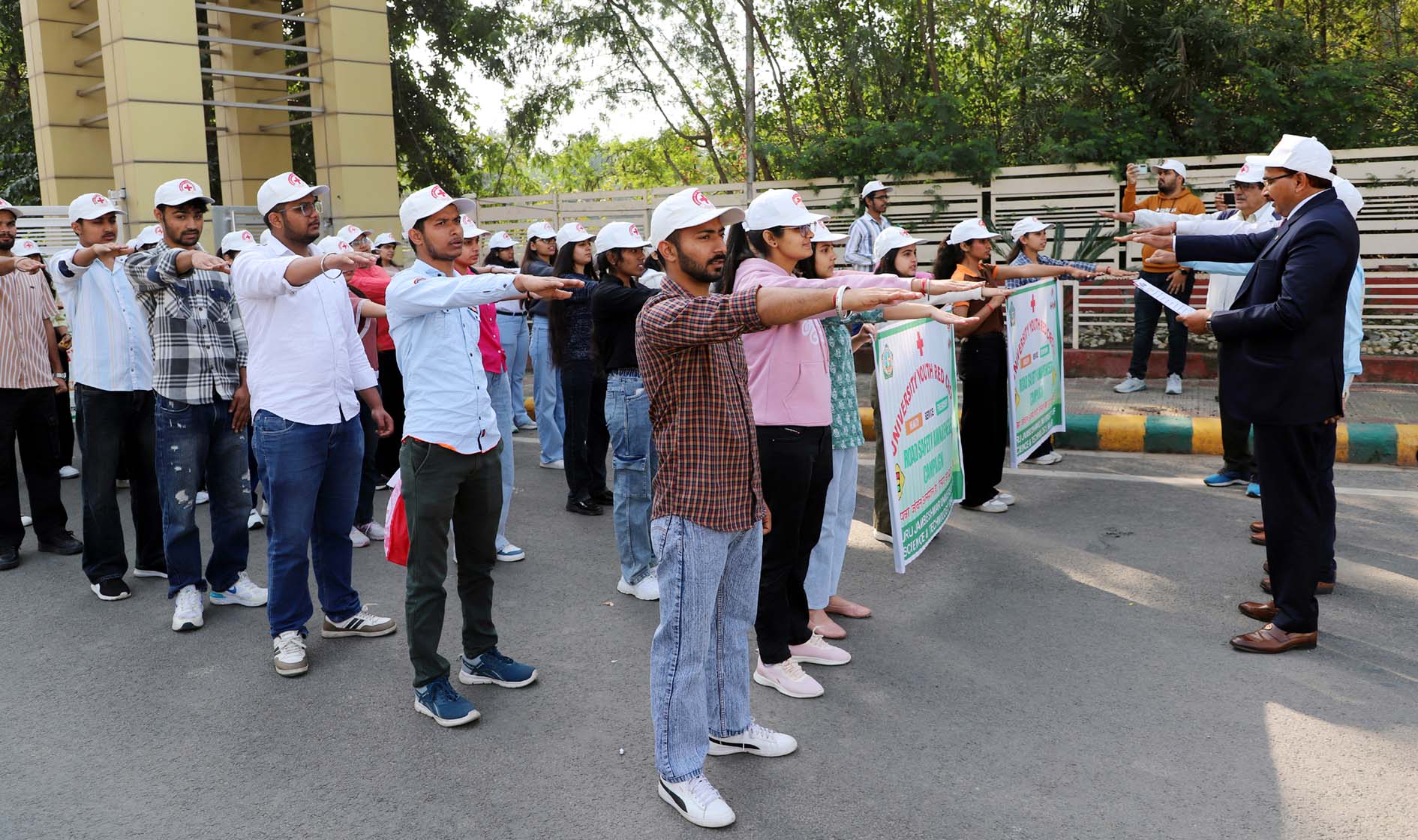 स्वयंसेवकों को सड़क सुरक्षा पालन के बारे में शपथ दिलाते कुलपति प्रो. नरसी राम बिश्नोई। स्वयंसेवकों को सड़क सुरक्षा पालन के बारे में शपथ दिलाते कुलपति प्रो. नरसी राम बिश्नोई।